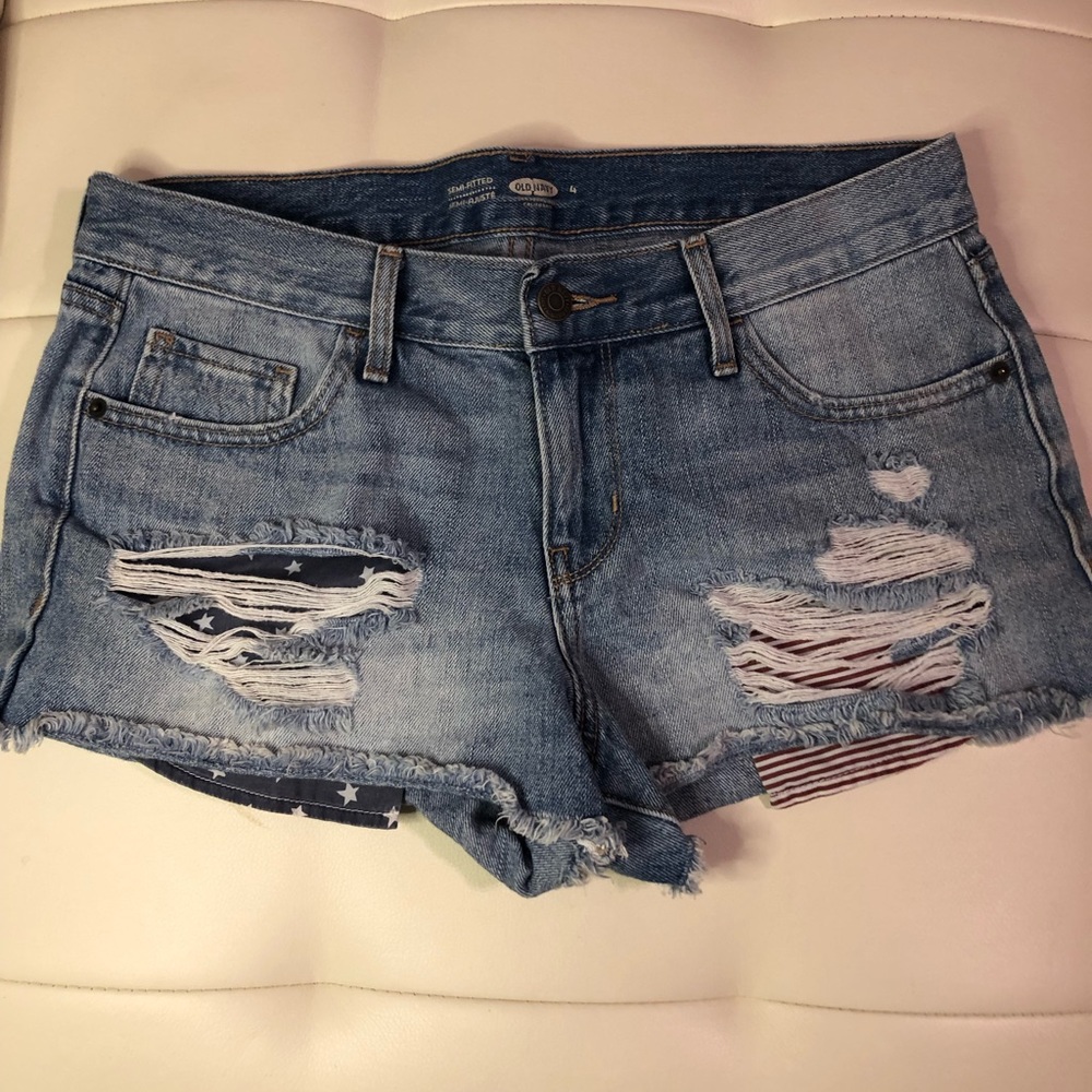 Old Navy distressed women’s jean shorts size 4.